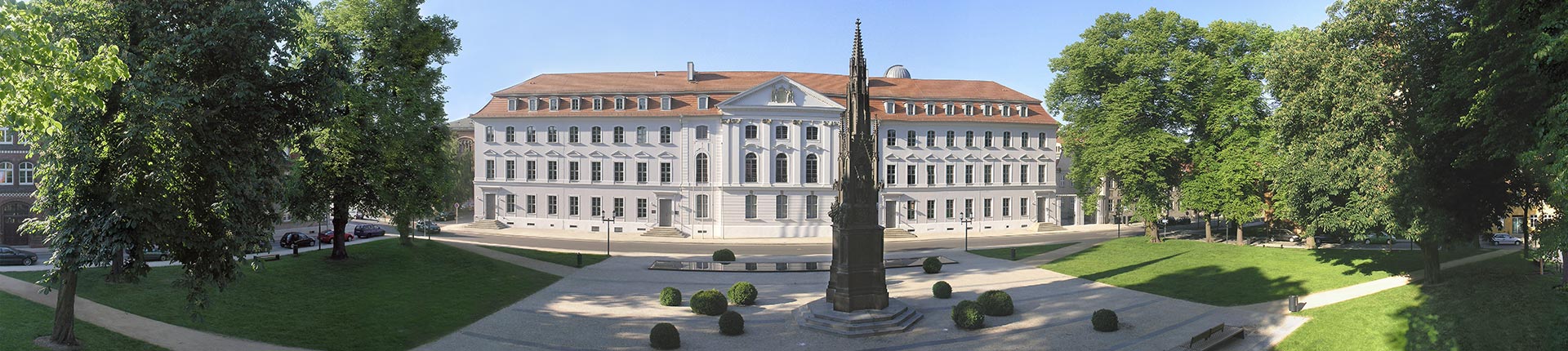 Edificio principal de la universidad y monumento a Rubenow